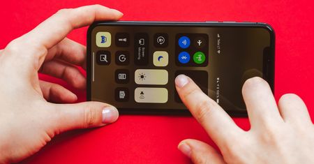 Trwają prace nad iPhonem z zakrzywionym ekranem i obsługą gestów w powietrzu