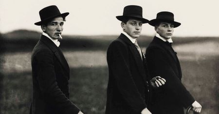 Historia jednego zdjęcia: "Młodzi farmerzy w drodze na potańcówkę" to symbol niewiedzy o naszej przyszłości