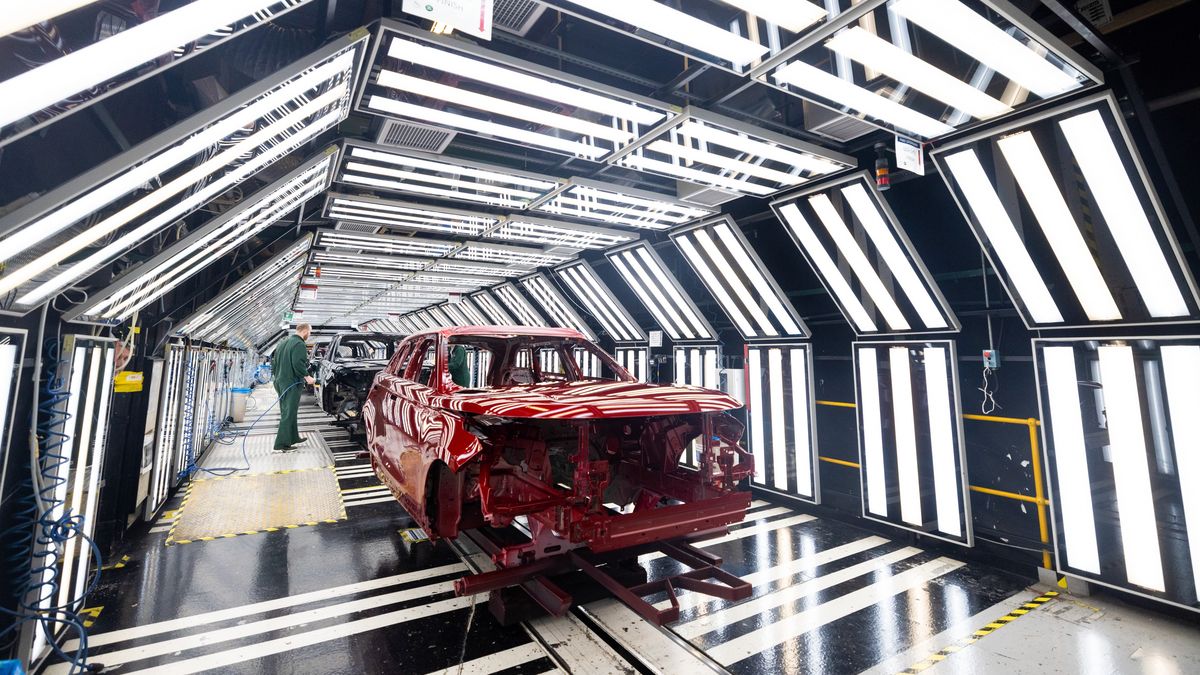 Na zdjęcie wnętrze największe fabryki Jaguar Land Rover w brytyjskim Solihull