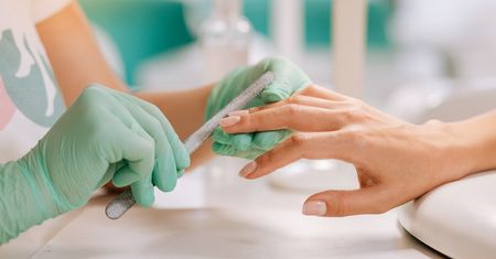 Nowy trend w stylizacji paznokci. Ukraiński manicure to hit