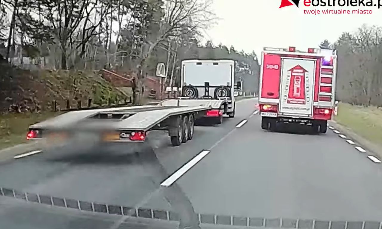 Strażacy złapali się za głowy. Lawetą wyprzedzał ich samochód