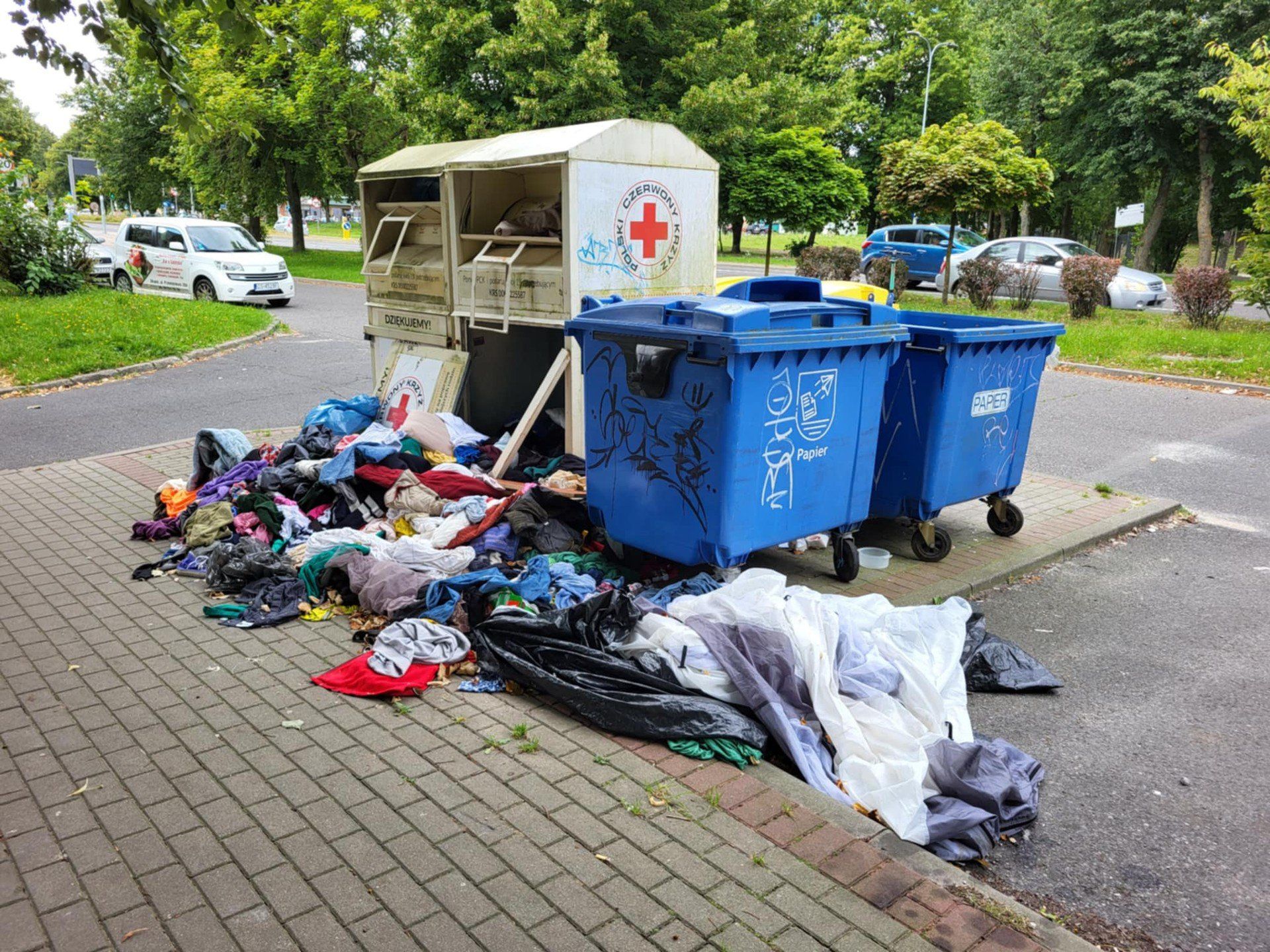 Wokół pojemników na używaną odzież często panuje bałagan.