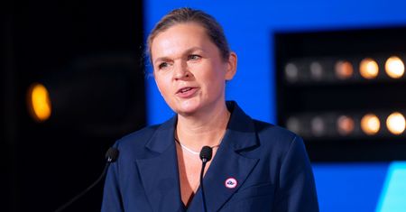 Bez telefonu w klasach I-III? "Będziemy się do tego odnosić"