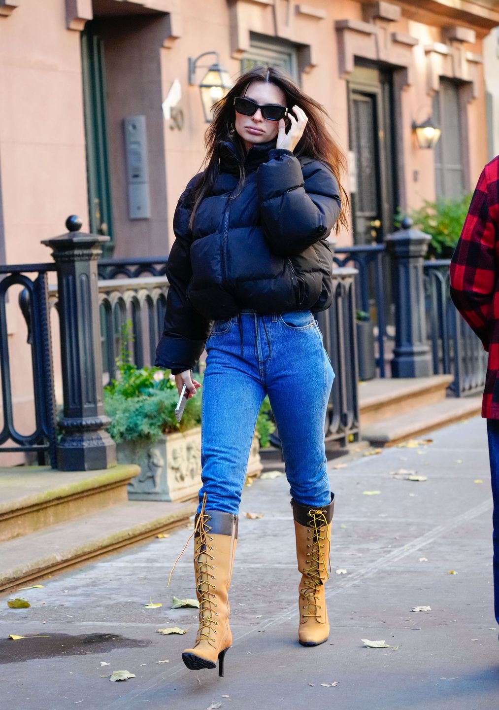 Emily Ratajkowski w jesiennej stylizacji 