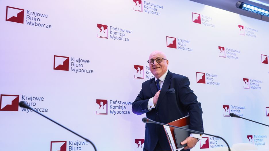 Warszawa, 02.06.2025. Wybory prezydenta RP - II tura. Przewodniczący Państwowej Komisji Wyborczej Sylwester Marciniak podczas konferencji PKW w Warszawie, 2 bm. PKW ogłosiła oficjalnie, że wybory prezydenckie wygrał Karol Nawrocki, uzyskując 50,89 proc. głosów; Rafał Trzaskowski uzyskał 49,11 proc. głosów. (jm) PAP/Leszek Szymański