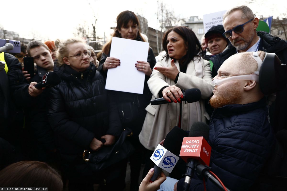 Łukasz Krasoń spotkał się z protestującymi przed Sejmem