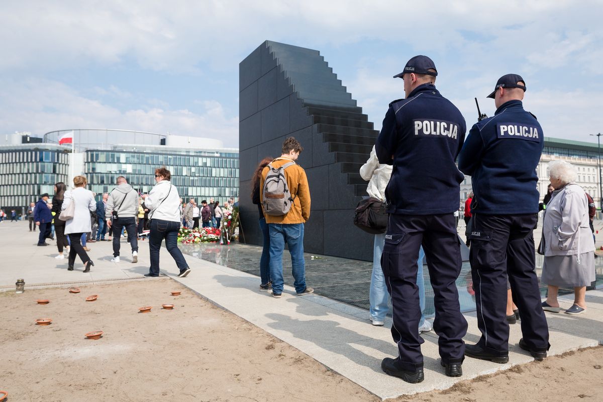 Policjanci pilnują pomników na placu Piłsudskiego w Warszawie 