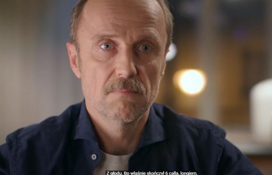 Łukasz Simlat przeciążony pracą zdalną w akcji społecznej Dell Technologies