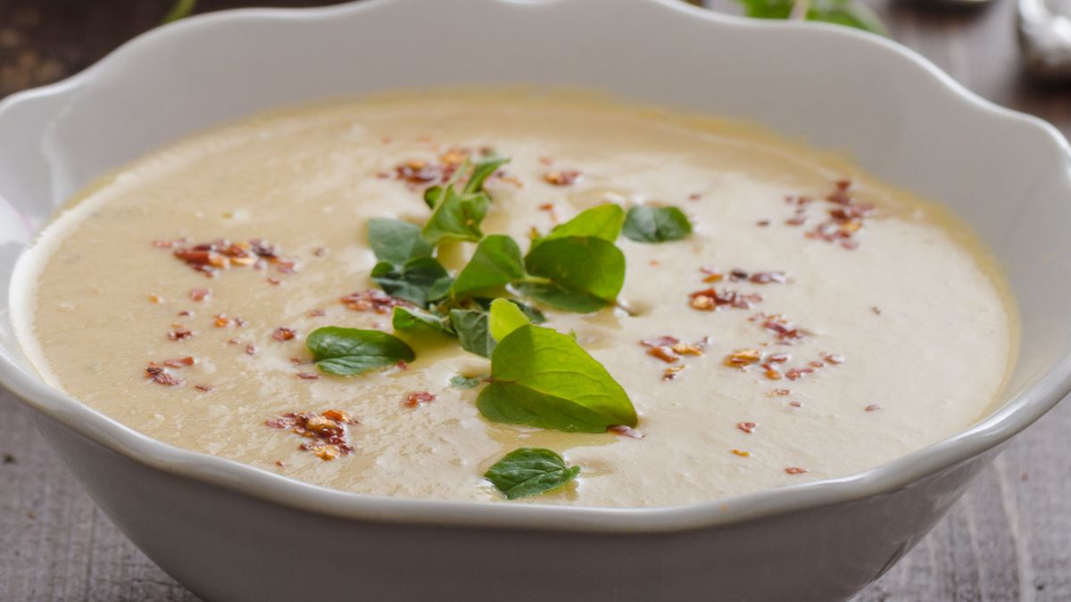 Krem z cukinii z chrupiącą wkładką jest pyszny i sycący