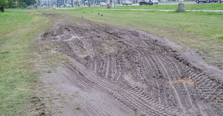 Błonia pod Zamkiem rozjeżdżone po wojskowym pikniku