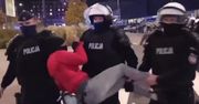 Trzech policjantów przenosi kobietę jak przedmiot. "Za to, że sobie stałam po prostu?"