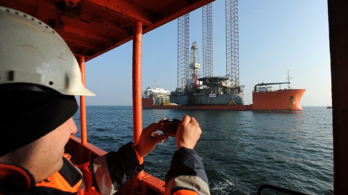 Nowa czwarta ju? platforma wiertnicza LOTOS Petrobaltic26.02.2014 Zatoka Gdanska Spolka poszukiwania i eksploatacji podmorskich zloz ropy naftowej i gazu ziemnego LOTOS Petrobaltic SA wchodzaca w sklad Grupy LOTOS zakupila przy udziale Agencji Rozwoju Przemyslu SA i Nordea Bank Polska SA za kwote okolo 300 mln zlotych od firmy Transocean Offshore Gulf of Guinea Ltd platforme wiertnicza typu jack up ( samopodnosna ) ktora bedzie nosic nazwe LOTOS Petrobaltic . Zbudowana w 1989 roku w Singapurze platforma jest juz czwarta tego typu jednostka nalezaca do spolki . Do Polski zostala przetransportowana na pokladzie specjalistycznej jednostki m/v Target . Po dopuszczeniu do ruchu przez Wyzszy Urzad Gorniczy platforma rozpocznie prace poszukiwawcze na koncesji Gotlandia prowadzac wiercenia na wodach o glebokosci do okolo 105 m ( spolka planuje przedluzyc nogi platformy do 120 m co zwiekszy mozliwosci prac do glebokosci 120 m ) Fot. Wojciech Strozyk/REPORTERWojciech Strozyk/REPORTER