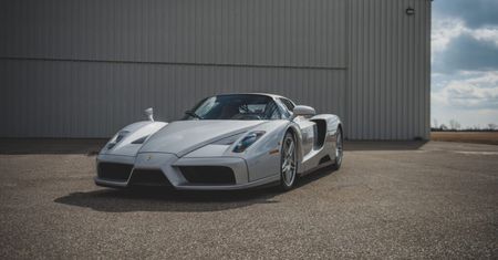 Ferrari Enzo w fabrycznym stanie trafi na aukcję. Nawet nie zdjęli folii