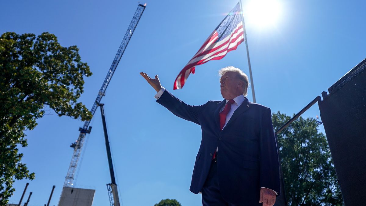 US President Trump tours new White House helipad
epa13178845 US President Donald Trump speaks to the press as he tours a new helipad on the South Lawn of the White House in Washington, DC, USA, 19 August 2026. Trump was expected to sign a piece of stone that will be inserted into the helipad.  EPA/AL DRAGO / POOL 
Dostawca: PAP/EPA.
AL DRAGO / POOL
trump, white house, helipad