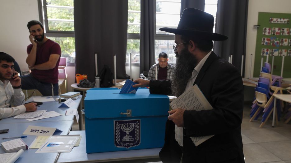 epaselect epa10278694 A man casts his ballot during Israeli general elections, at a polling station in Tel Aviv, Israel, 01 November 2022. Israelis are heading to the polls to elect the 120 members of the 25th Knesset, or parliament, during the fifth general election held in four years. EPA/ATEF SAFADI agenda: 1558 Dostawca: PAP/EPA.