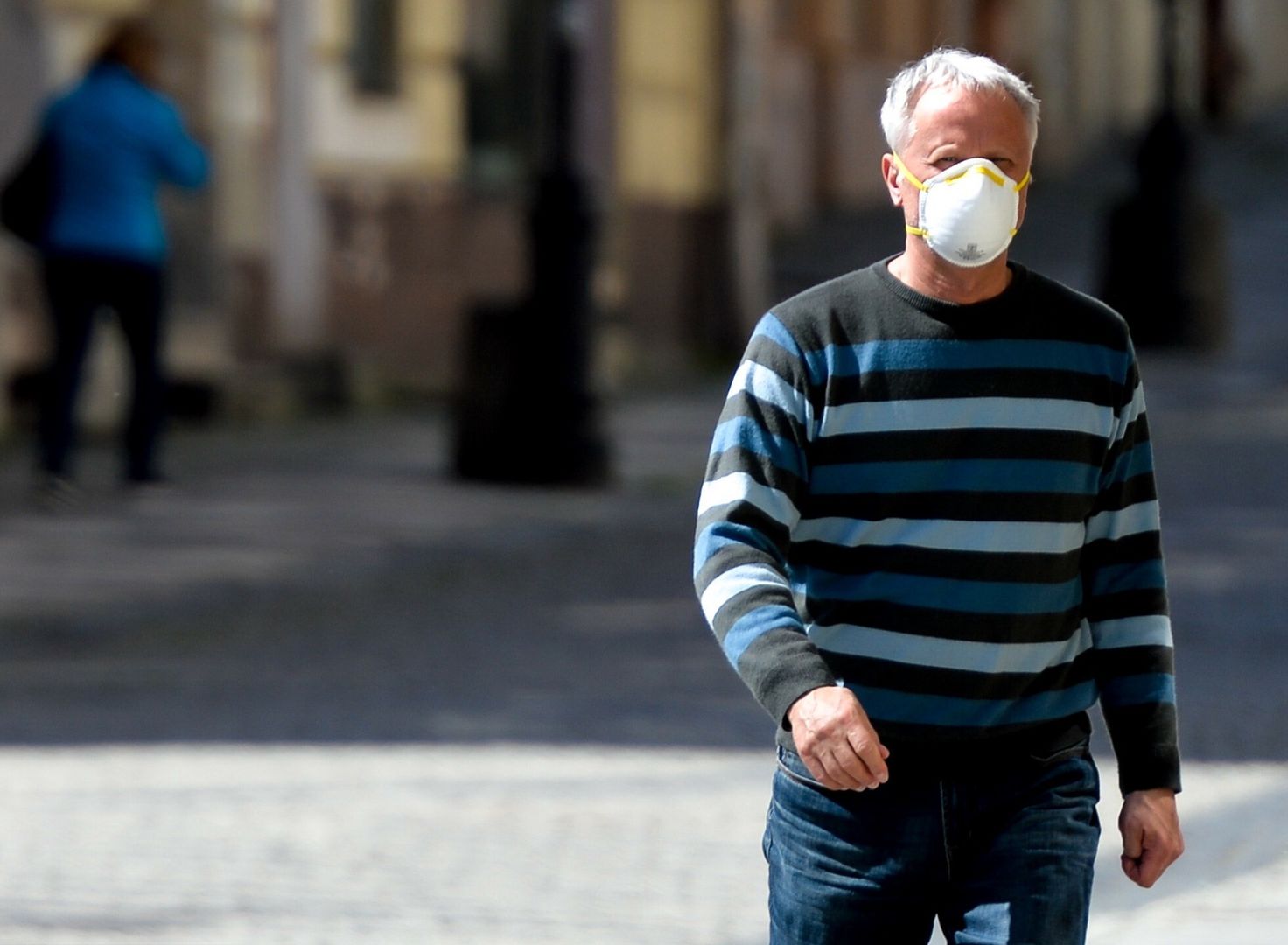 Obowi?zuje nakaz zas?aniania nosa i ustFot. Lukasz Solski/East News, Przemysl 16.04.2020. Epidemia koronawirusa. Mieszkancy miasta w maseczkach ochronnych.LUKASZ SOLSKI