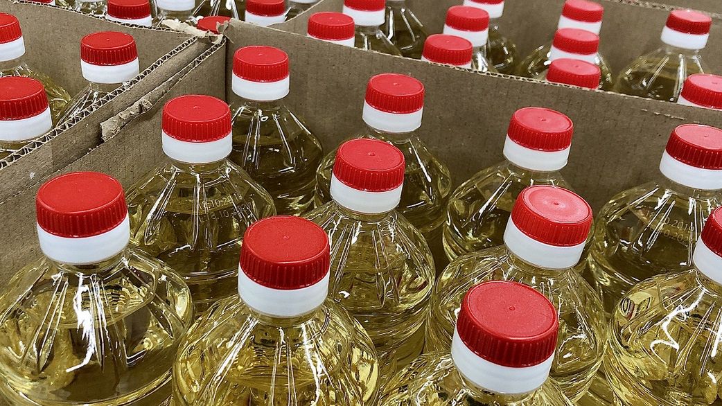Sunflower oil in plastic bottles with bright caps. A lot of bottles with clear vegetable oil. Concept: business in sunflower oil.
Sunflower oil in plastic bottles with bright caps. A lot of bottles with clear vegetable oil. Concept: business on sunflower oil, sale.
Sergii Kolesnikov