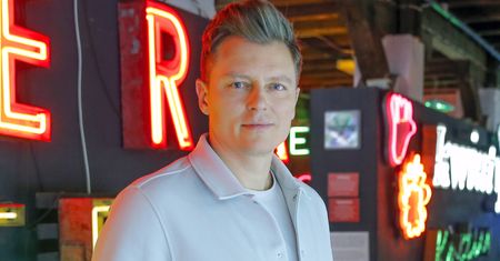 Jak mieszka Rafał Brzozowski? Mieszkanie wiele o nim mówi
