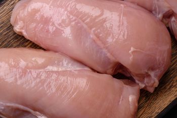 Większość nie wie. Wyjaśnijmy raz na zawsze, co oznaczają białe paski na piersi kurczaka