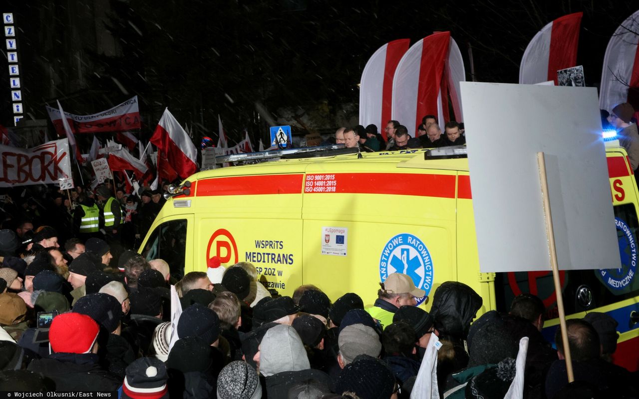 "Coś się stało. Pogotowie". Zamieszanie na Proteście Wolnych Polaków