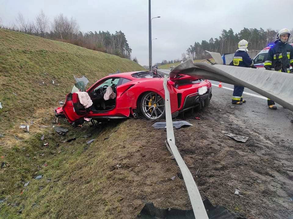 Zdarzenie wygląda groźnie, ale na szczęście nikt nie ucierpiał.