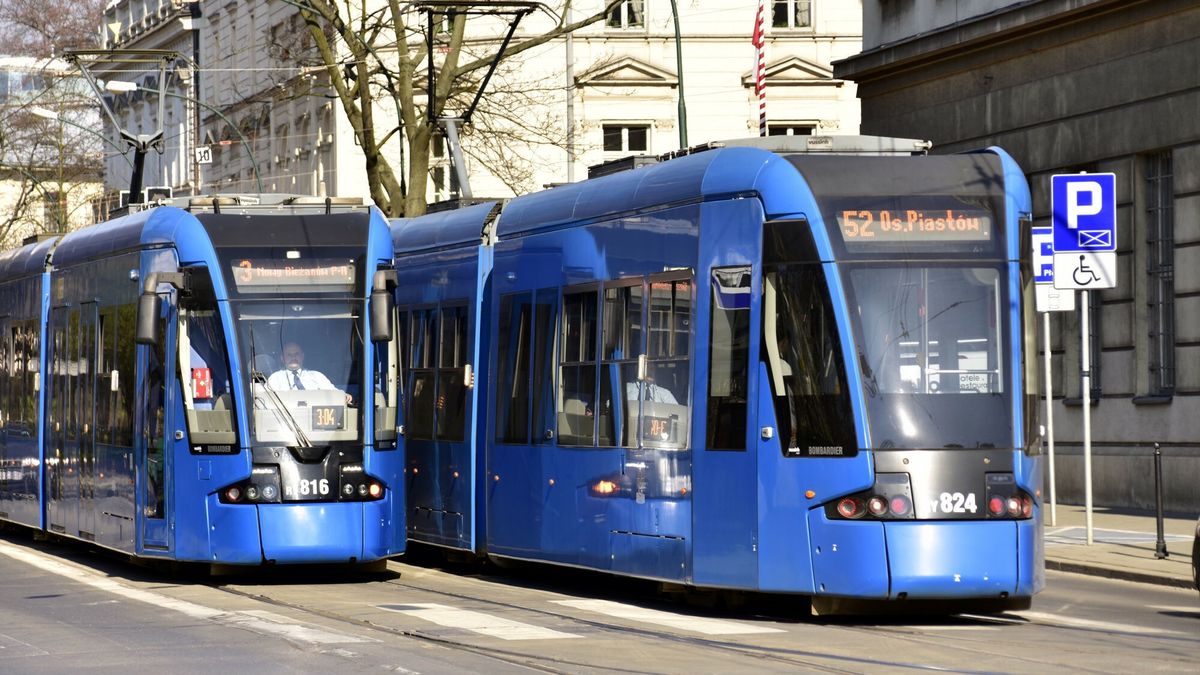 Opustosza?e ulice polskich miast
PHOTO: ALBIN MARCINIAK / EAST NEWS  Transport publiczny w Krakowie, tramwaje krakowskiego MPK, Puste ulice w Krakowie, kwarantanna zwiazana z epidemia koronawirusa
Albin Marciniak