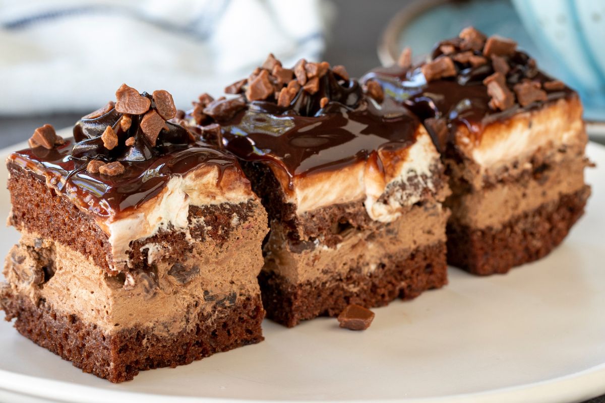 Ciasto jak popularny batonik. Wygląda efektownie, a przepis jest prosty