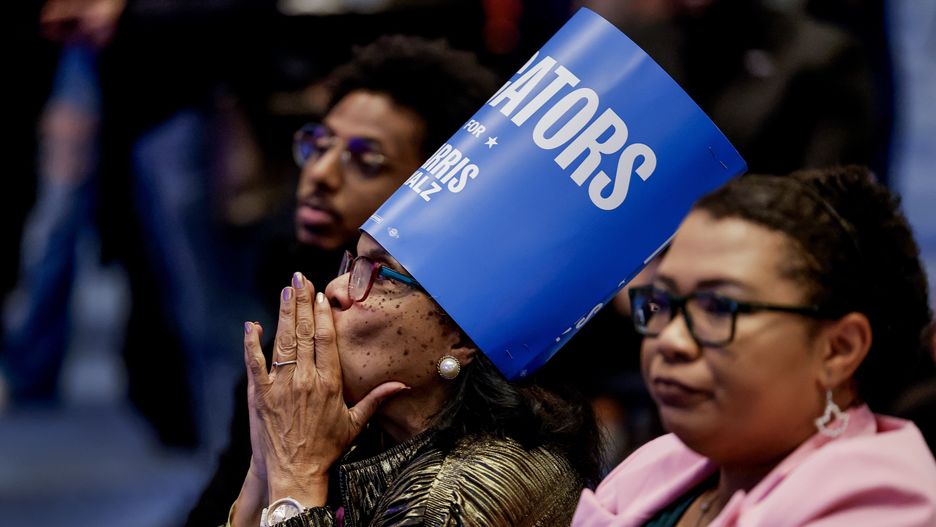 Supporters of US Vice President Kamala Harris watch US 2024 presidential election results returns at a Georgia Democratic Party election night party in Atlanta, Georgia, USA, 05 November 2024. Voters across the country are casting ballots for the next President of the United States in a tightly contested race between Republican presidential candidate Donald J. Trump and Democratic presidential candidate US Vice President Kamala Harris, as well as for candidates in Senate and Congressional races. EPA/ERIK S. LESSER Dostawca: PAP/EPA.