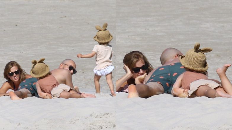 Agnieszka Kaczorowska z rodziną na plaży