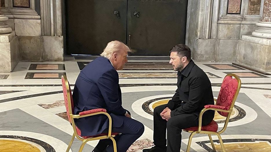 A handout picture made available by the Ukraine Foreign Affair Ministry shows Ukrainian President Volodymyr Zelensky (R) meets with the US President Donald Trump (L) as they attend the funeral Mass of Pope Francis in Saint Peter's Square in Vatican City, 26 April 2025. Pope Francis passed away on Easter Monday, 21 April 2025, at the age of 88. EPA/FOREIGN AFFAIR MINISTR HANDOUT HANDOUT HANDOUT EDITORIAL USE ONLY/NO SALES Dostawca: PAP/EPA.