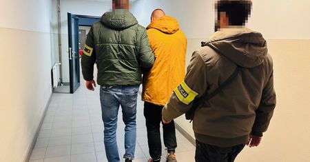 Rozbój w rudzkim lokalu i szybka akcja policji. 25-letni pseudokibic zatrzymany tuż przed ucieczką za granicę