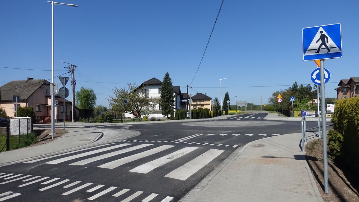 Śląskie. Tradycyjne skrzyżowanie z ulicami Ptasznik i Mostową w gminie Wilamowice zostało przebudowane na rondo. 