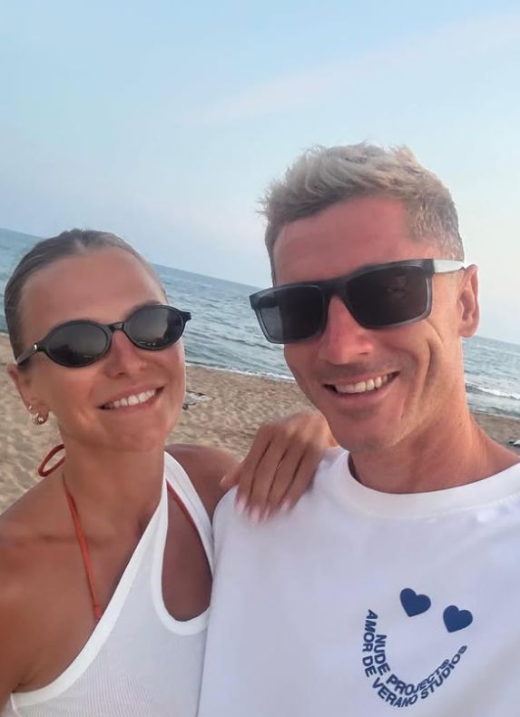 Robert i Anna Lewandowscy na plaży