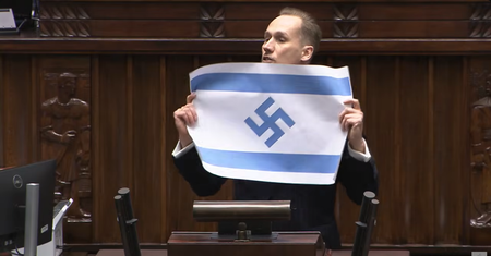 Awantura w Sejmie. Berkowicz wyciągnął flagę Izraela ze swastyką