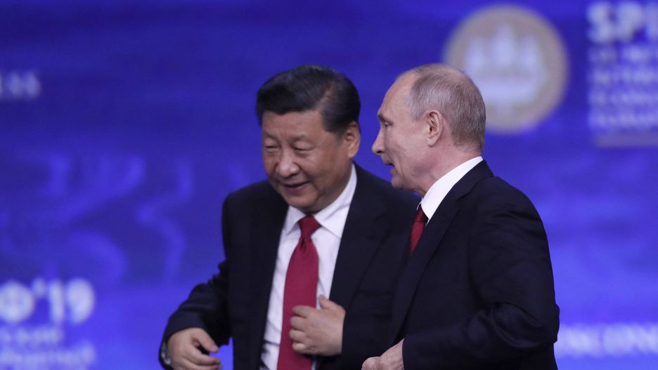 SPIEF 2019 Economic Forum in St. Petersburgepa07633244 Russian President Vladimir Putin (R) and Chinese President Xi Jinping (L), at the end of a plenary session of the Saint Petersburg International Economic Forum (SPIEF-2019) in St. Petersburg, Russia, 07 June 2019. SPIEF 2019 runs from 06 to 08 June.  EPA/YURI KOCHETKOV Dostawca: PAP/EPA.YURI KOCHETKOV