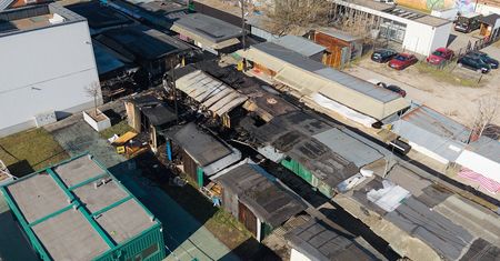 Pożar na Bazarze Różyckiego. Doniesienia o mężczyźnie z plecakiem