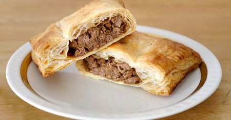Inni kładą na grillu, ja zapiekam w cieście francuskim. Nikt nie wierzy, co jest w środku