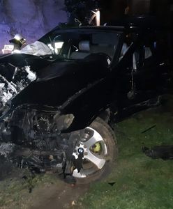 Tragiczny wypadek. 19-latka nie opanowała auta. BMW uderzyło w drzewo