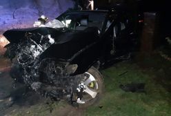 Tragiczny wypadek. 19-latka nie opanowała auta. BMW uderzyło w drzewo