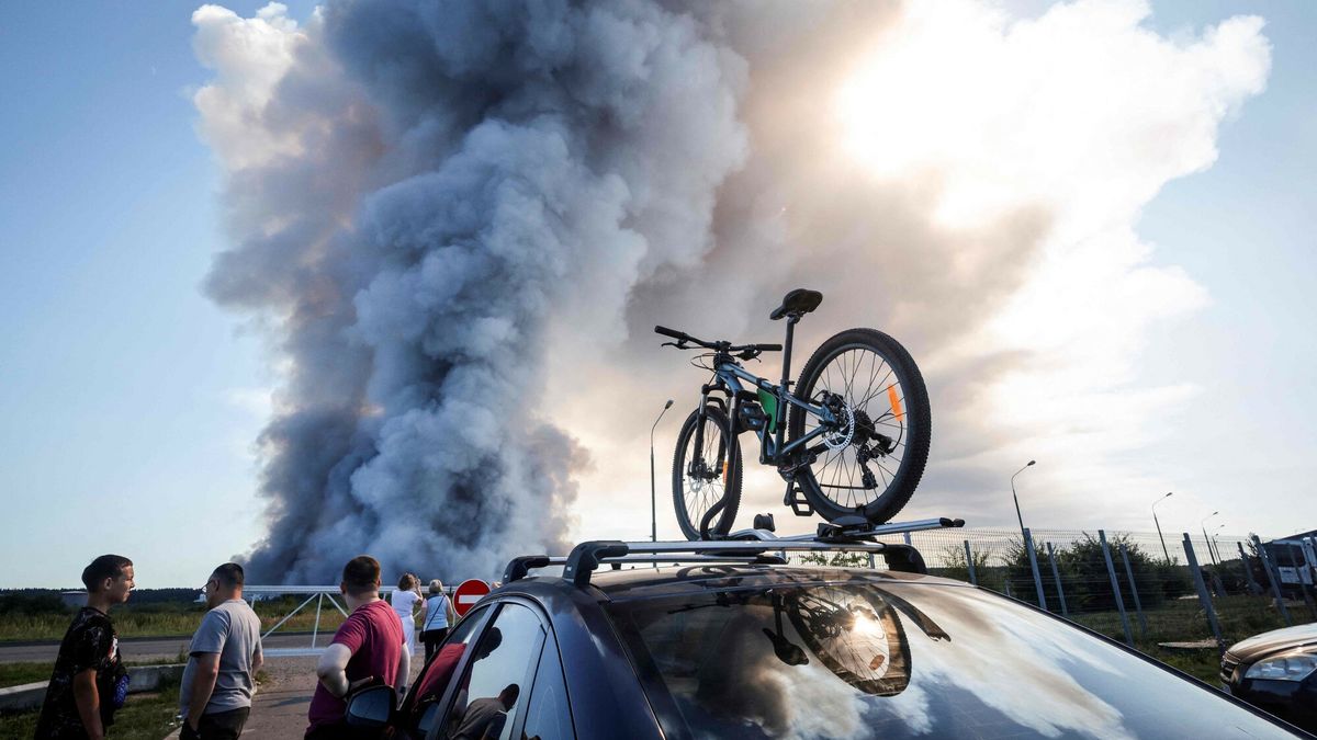 Atak ukrai?skich dronów na centra logistyczne w Rosji
Bystanders watch as smoke rises from a fire at the Russian e-commerce firm Wildberries' logistics complexes in the town of Elektrostal outside Moscow on July 18, 2026. A Ukrainian drone attack on two logistics centres in Russia killed eight people and injured 24, officials said on July 18, 2026, when the Moscow region reported a new wave of drone strikes. Russian e-commerce firm Wildberries said its logistics complexes in Kotovsk and Elektrostal, in the Tambov and Moscow regions respectively, came under attack. One person was killed and 37 were injured at the Elektrostal warehouse, according to the region's governor, Andrei Vorobyov. (Photo by TATYANA MAKEYEVA / AFP)
TATYANA MAKEYEVA