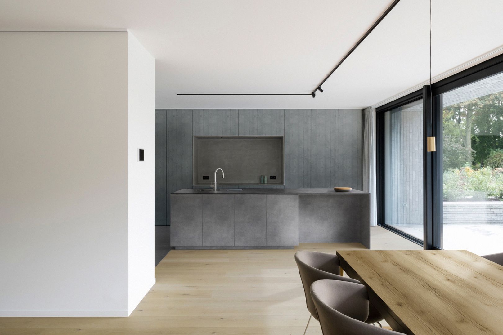 W aranżacji użyto:
Blat Ultrafit: S60044 UR Beton Loft, R20369 RU Dąb Grand Naturalny, 
Płytę laminowaną z Kolekcji Mood Stories: S60030 Mitu Szary
