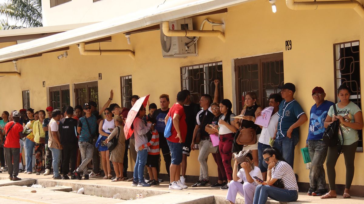 Migrants line up to apply for asylum in the municipality of Tapachula, in the state of Chiapas, Mexico, 11 April 2025 (issued 12 April 2025). U.S. President Donald Trump's order to expel foreigners benefiting from the CBP One program discourages migrants stranded at Mexico's borders, with shelters fearing further overcrowding amid growing uncertainty. EPA/JUAN MANUEL BLANCO Dostawca: PAP/EPA.