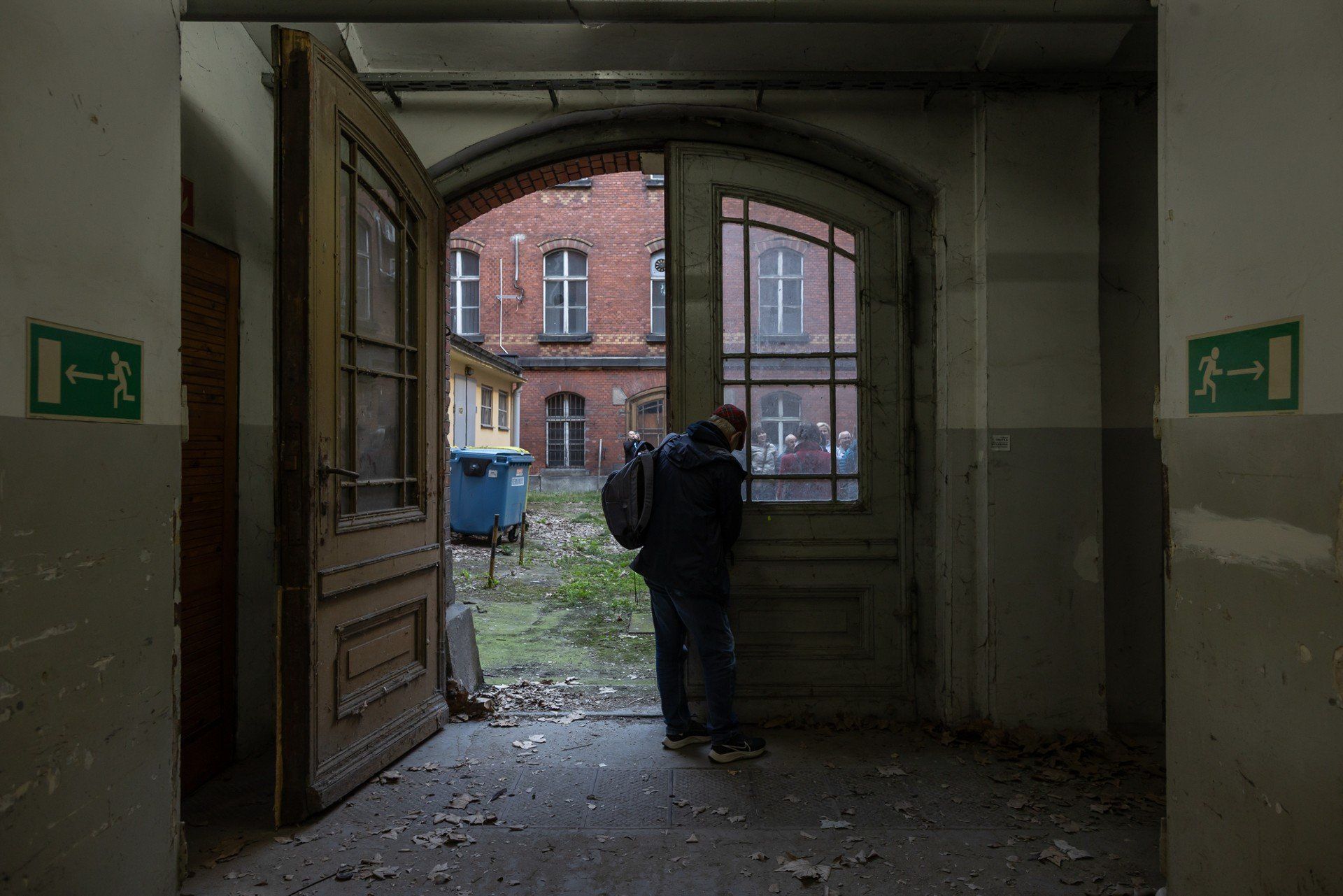 Jak wygląda wnętrze budynku, który od przeszło dekady był niedostępny? Jakie detale architektoniczne skrywa i co mieściło się w jego piwnicy? Odpowiedzi na te i inne pytania poznają zwiedzający dawną siedzibę Dyrekcji Pruskiej Kolei Wschodniej w Bydgoszczy. Pierwsze trzy spacery są bezpłatne. Kolejne będą kosztować 20 złotych - w ramach cyklu organizowanego przez ByLOT: &#34;Za dwie dyszki bez zadyszki&#34;. Ponadto przewidziane są specjalne zwiedzania dedykowane dla byłych pracowników kolei. Obiekt będzie dostępny dla zwiedzających do końca 2025 roku.