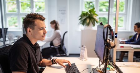 Firma zastąpiła 90 proc. kadry sztuczną inteligencją. To zła wiadomość dla pokolenia Z