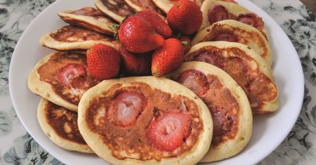 Placuszki jogurtowe z truskawkami. Proste i szybkie w przygotowaniu