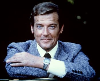 Był ofiarą przemocy domowej. Roger Moore zmarł 9 lat temu
