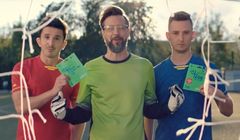 Lachu i Krzychu strzelają gole Szymonowi Majewskiemu w reklamach Plusa na Kartę (wideo)