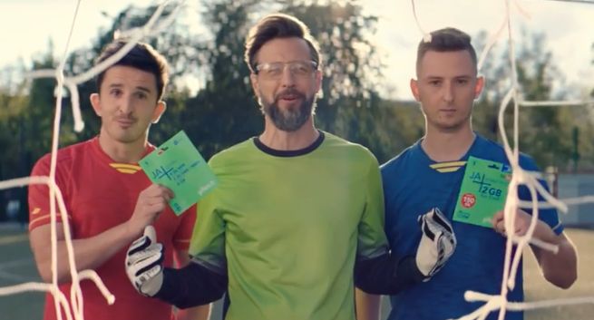 Lachu i Krzychu strzelają gole Szymonowi Majewskiemu w reklamach Plusa na Kartę (wideo)