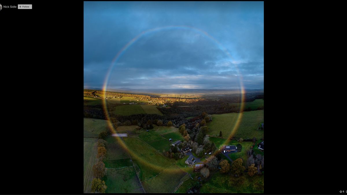 Zrzut ekranu z Flickra Nicka Sidle'a pokazuje piękne zdjęcia okrągłej tęczy.