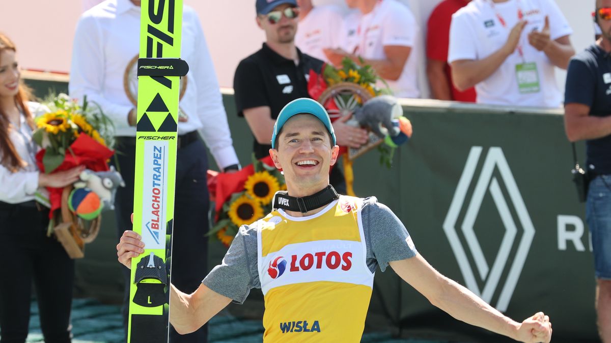 Wisła, 24.07.2022. Kamil Stoch cieszy się ze zwycięstwa. Kamil Stoch wygrał konkurs Letniej Grand Prix w skokach narciarskich w Wiśle, 24 bm. (gj) PAP/Grzegorz Momot